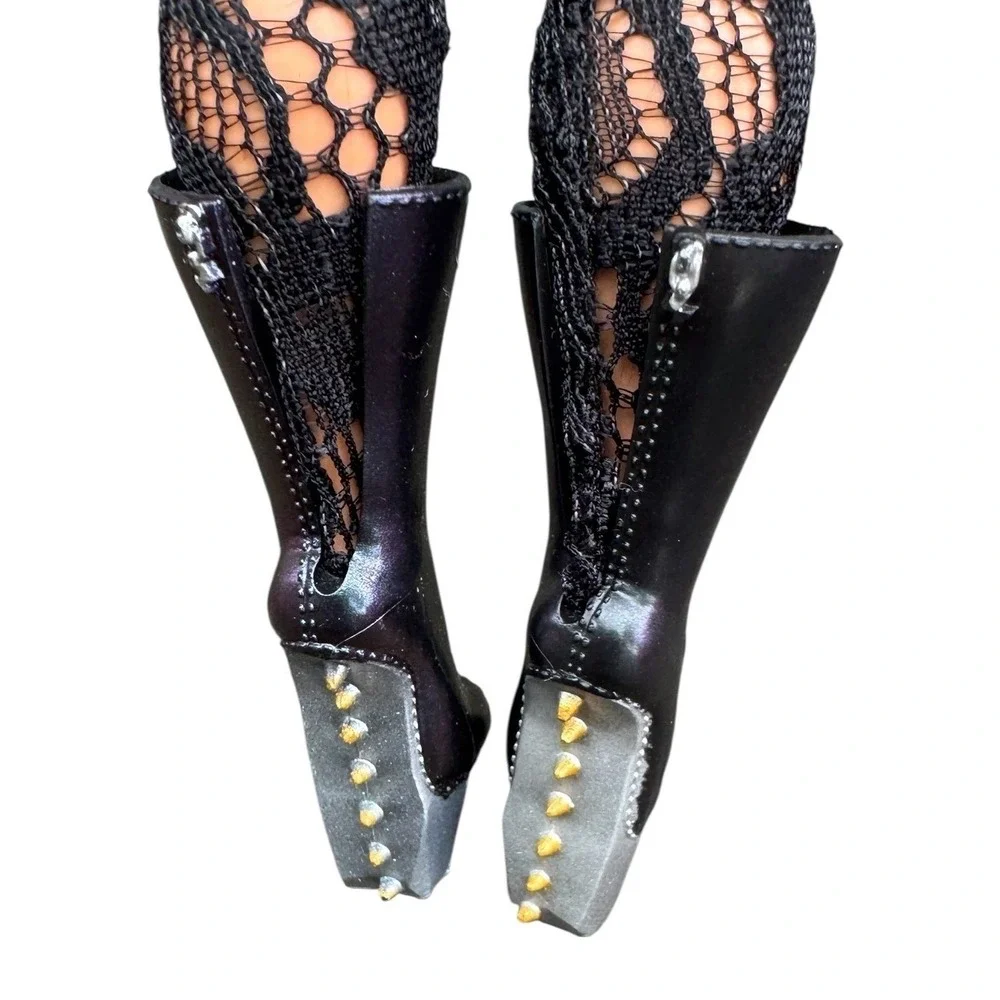 LOL Surprise OMG Remix Rock Fame Queen Doll Blonde Robot Arm Platform Boots